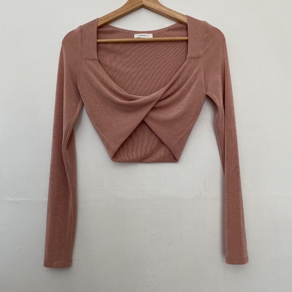 **$5 SALE** Better Be Pink Twist Front Long Sleeve Crop Top - Picture 1 of 2